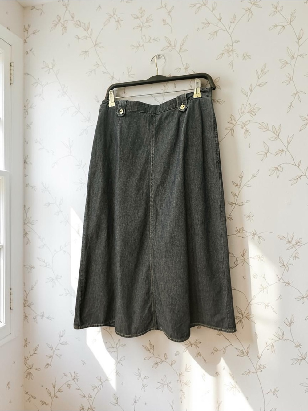 Koret Lightweight Denim Midi Skirt.
Size: 12 petite